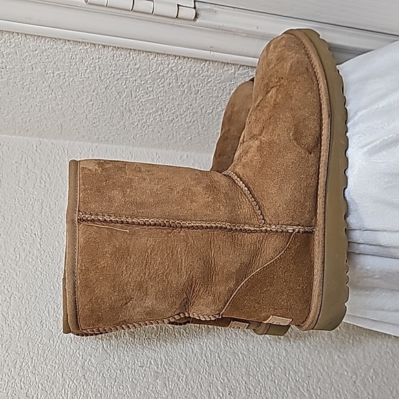 UGG Short II - Picture 1 of 12